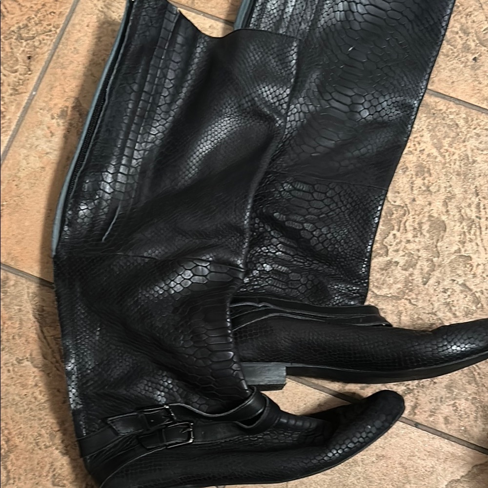 Elegant Black Snakeskin Winter Boots